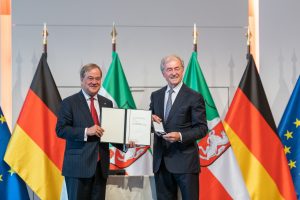 Ministerpräsident Armin Laschet und Jochen Kienbaum bei der Verleihung des Landesverdienstordens in Köln. © Land NRW