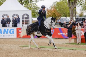 MANNHEIM - Maimarkt-Turnier 2021 FALLENBERG Soenke (GER), Chakira TF - Siegerehrung - Preis der Familie Müter Deutschlands U25 Springpokal der Stiftung deutscher Spitzenpferdesport CSN - Nat. Springprüfung Kl. S*** mit Stechen Mannheim, Maimarkt 04. May 2021 © www.sportfotos-lafrentz.de/Stefan Lafrentz