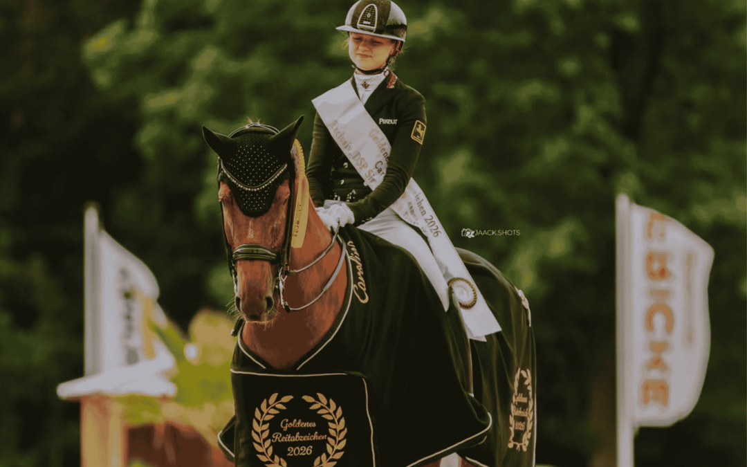 Goldenes Reitabzeichen für Carolina Miesner